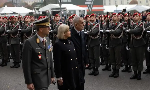 Ministerin Klaudia Tanner mit Bundespräsident Alexander Van der Bellen beim Nationalfeiertag 2024.
