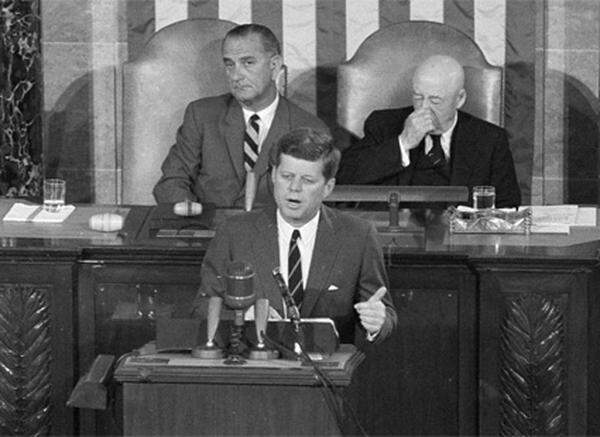 Offensichtlich hatten die Amerikaner inzwischen genug von den russischen Erfolgen. In einer Rede vor dem US-Kongress am 25. Mai 1961 verkündete Präsident John F. Kennedy die Absicht der USA, noch Ende der 1960er Jahre einen Menschen zum Mond und wieder zurück bringen zu wollen: "I believe that this nation should commit itself to achieving the goal, before this decade is out, of landing a man on the Moon and returning him safely to the Earth." Die Entscheidung war weniger eine wissenschaftliche als eine politische. Man wollte unbedingt den Russen die eigene Überlegenheit demonstrieren.