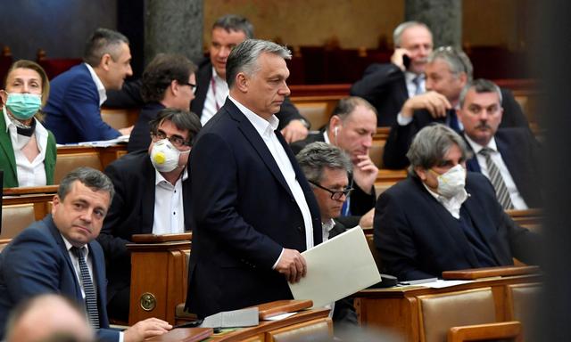 Das ungarische Parlament (mit Zweidrittelmehrheit von Fidesz) segnete das Notstandsgesetz ab und übertrug dadurch weitreichende Macht auf Ministerpräsident Orbán.