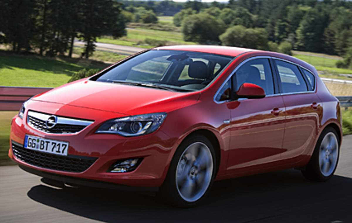 Das letzte Wort hat der Käufer. Und die sprechen in der Kompaktklasse in Österreich eine deutliche Sprache. Seit über 30 Jahren ist der VW Golf unangefochten die Nummer eins in der Zulassungs-Statistik. Nun versucht Opel erneut am Thron der Wolfsburger zu sägen.