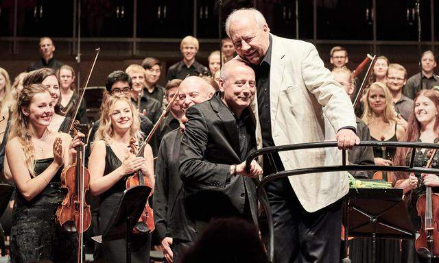 Vater und Sohn: Paavo Järvi (links) und Neeme Järvi, beide Dirigenten, beim Festival in Pärnu.