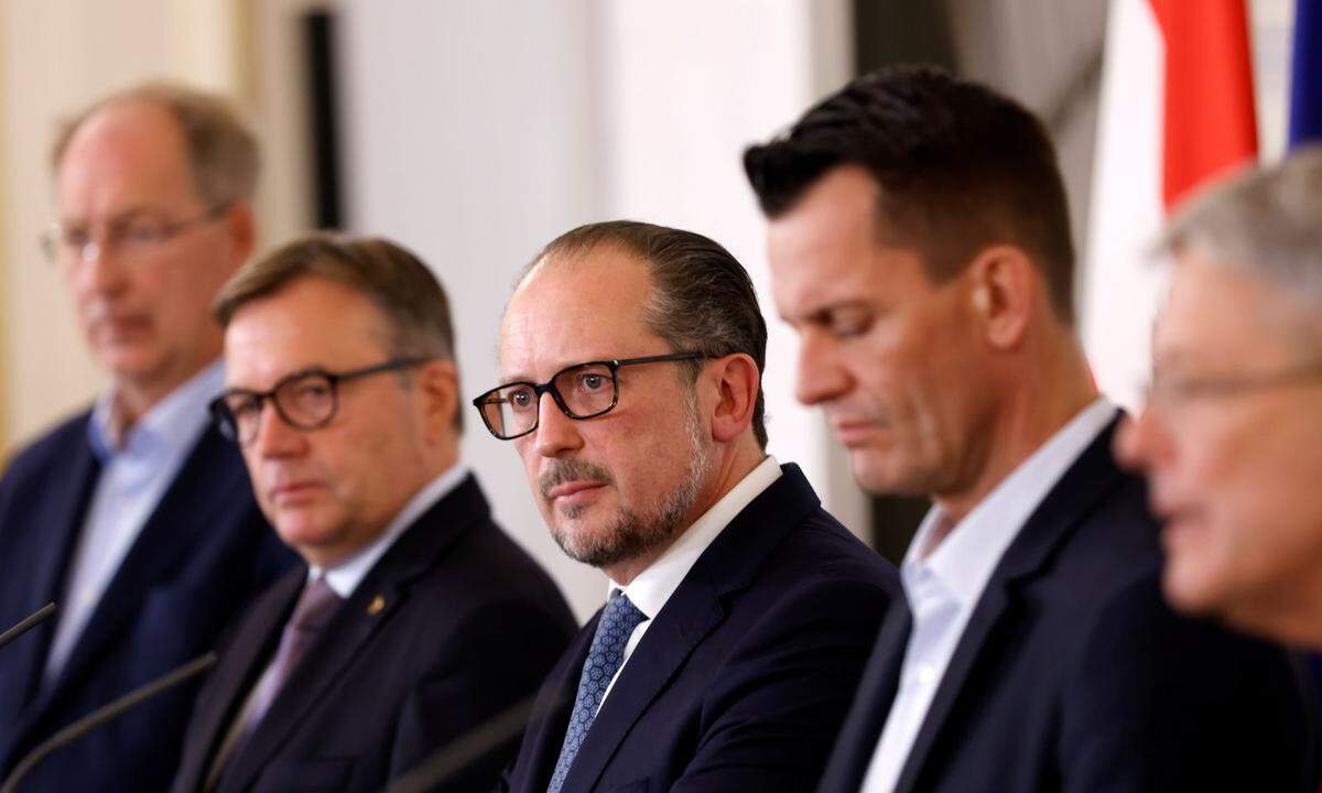 Wagner, Platter, Schallenberg, Mückstein und Kaiser nach dem Coronagipfel am 5. November 2021. 