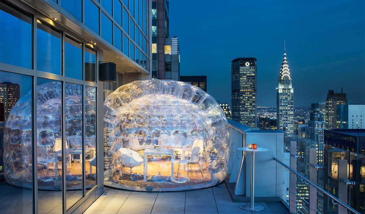 Die Bar 54 des Hotels Hyatt Times Square in New York ist die höchste Hotel-Rooftop-Bar der Stadt. In zwei Iglus, genannt Bubbles, kann man sich jetzt Cocktails zu Gemüte führen.