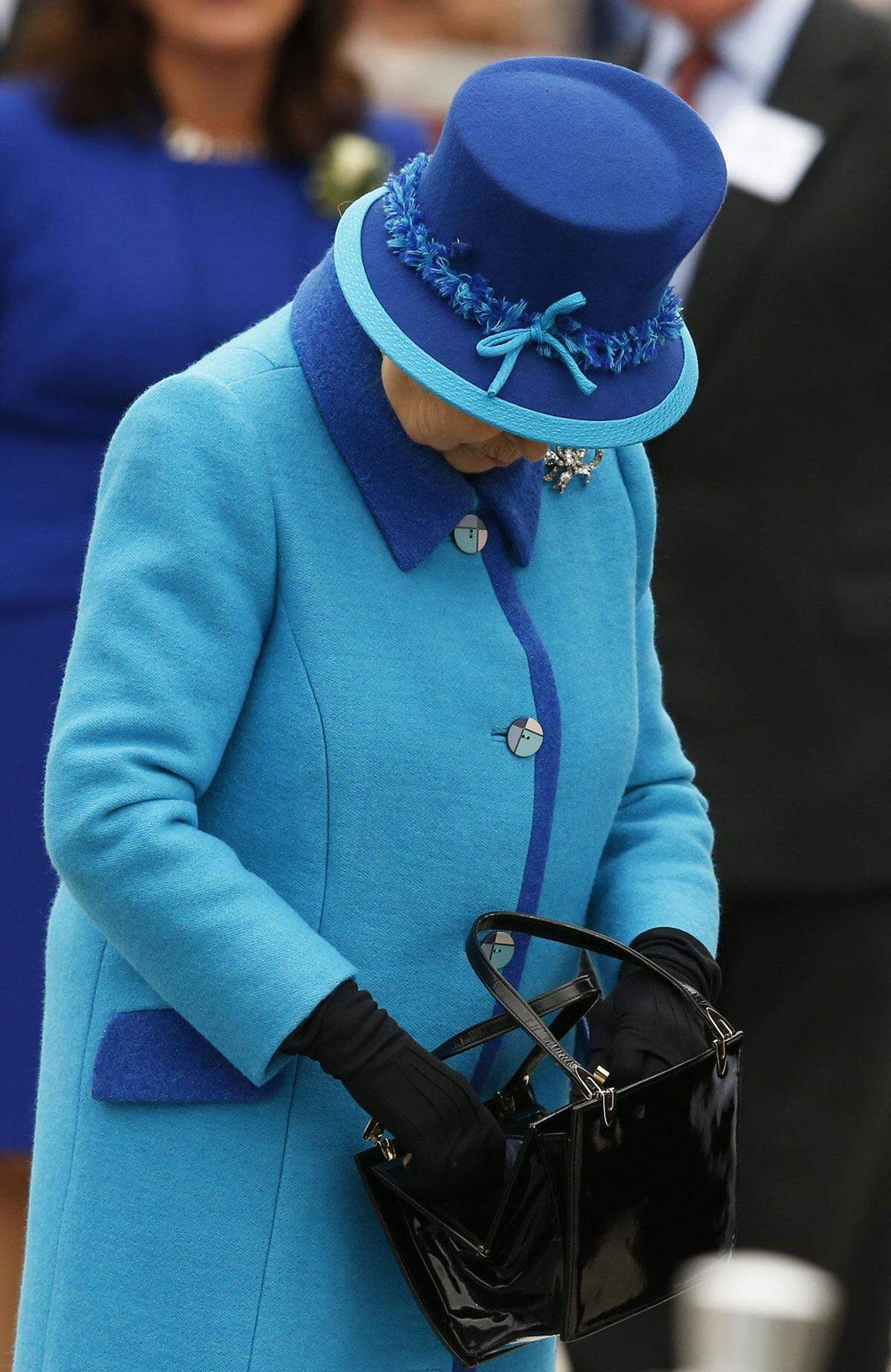 Bei ihrem Fernsehauftritt trug die Queen ein königsblaues Kleid und - natürlich - eines der untrennbar mit ihr verbundenen Handtaschenmodelle der britischen Luxusmarke Launer. Die Brosche, die sie trug, hatte sie passend zum Wiedersehen mit ihren Kronen ausgesucht: Der größte je gefundene und als Schmuckstein verarbeitete, farblose Diamant wurde einst in mehrere Teile aufgespaltet. Der größte von ihnen, der "Great Star of Africa" oder Cullinan I. wiegt 530,2 Karat und ziert das Zepter der Kronjuwelen. Cullinan II. ist der zentrale Edelstein in der Imperial Crown und wiegt 317,4 Karat. Die nächstgrößeren Bruchstücke - der birnenförmige Cullinan III. mit 94,4 Karat und Cullinan IV. mit 63,6 Karat - wurden in einer Brosche zusammengefasst, die die Königin bei ihrem Fernsehauftritt trug: "Ich glaube, es ist das erste Mal, seit der Diamant zerschlagen wurde, dass diese drei wieder aufeinander treffen", sagte sie über Cullinan II., III. und IV.Nicht nur Rubine und Diamanten beschäftigen Elisabeth II., ein Herz für Perlen hat die Monarchin offenbar ebenfalls: Von zwei der vier tropfenförmigen zentralen Perlen in der Imperial Crown heißt es, sie hätten Maria Stuart gehört und seien später von Elisabeth I. gekauft worden. "Sie sind jetzt nicht sehr glücklich. Sie sehen nicht sehr glücklich aus", urteilte die Queen und wies darauf hin, wie wichtig es sei, dass Perlen von menschlicher Wärme profitieren würden.  