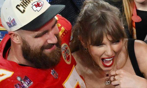 Taylor Swift mit ihrem Freund, Football-Star Travis Kelce, nach dem Super Bowl am Sonntag. 