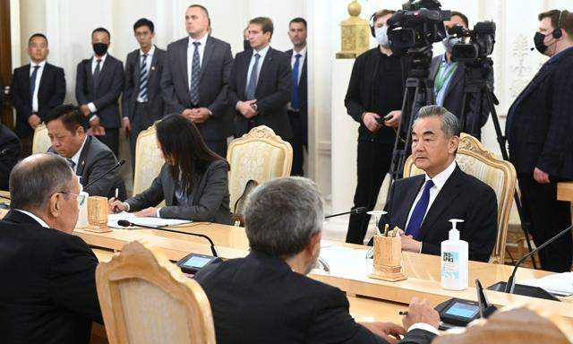 Chinas Chefdiplomat Wang Yi Russia beim russischen Außenminister Sergej Lawrow in Moskau. 