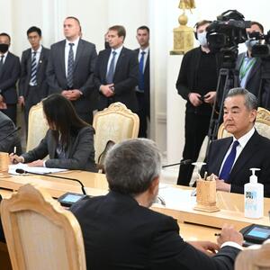 Chinas Chefdiplomat Wang Yi Russia beim russischen Außenminister Sergej Lawrow in Moskau. 