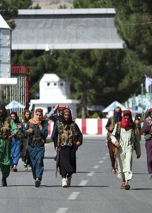 Bald am Ziel: Taliban-Kämpfer am Haupteingang des Flughafens von Kabul, der am Dienstag endgültig von den US-Truppen geräumt werden soll.   