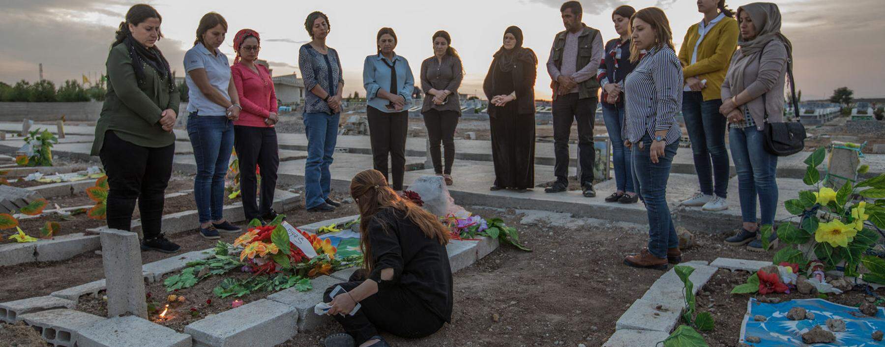 Trauer am Grab von Havrin Khalaf. Ihre Mutter und Freundinnen gedenken der ermordeten nordsyrischen Aktivistin. 