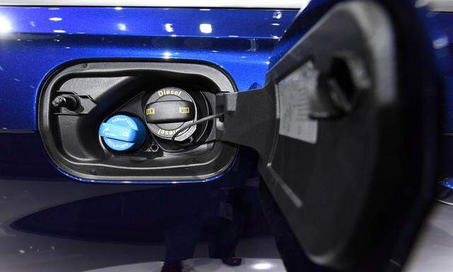 Die Autobauer hätten sich illegal auf kleine Ad-Blue-Tanks zur Dieselreinigung verständigt, lautet ein Vorwurf.
