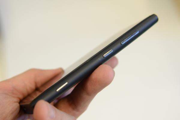 Eines fällt sofort auf, wenn man Nokias Lumia 920 in die Hand nimmt. Dieses Smartphone ist ein ganz schöner Riegel - und das nicht nur von der Form her. Es ist mit 130 x 71 x 11 Millimetern recht groß und mit 185 Gramm auch vergleichsweise schwer.