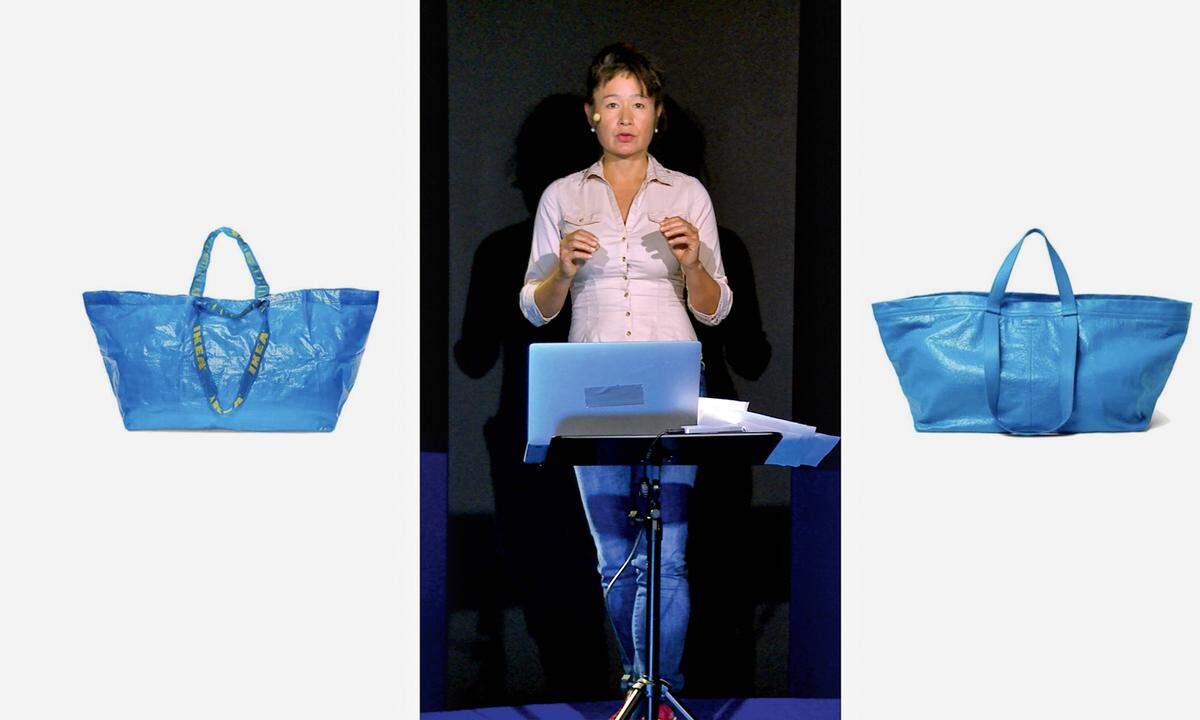 Die Metamorphose von der Ikea- zur Balenciagatasche thematisiert Hito Steyerl in „Mission Accomplished: Belanciege“, zu sehen in der Gruppenausstellung „. . . von Brot, Wein, Autos, Sicherheit und Frieden“ in der Kunsthalle Wien. Kuratiert wurde sie von dem neuen Direktorinnentrio Ivet Ćurlin, Nataša Ilić und Sabina Sabolović.