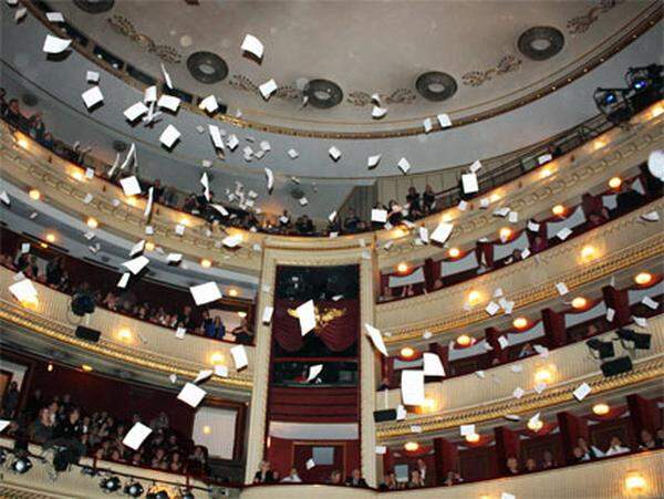 Aktion der Audimax-Besetzer: 150 bis 200 Demonstranten unterbrechen eine Vorstellung im Burgtheater und werfen Flugzettel. Die Reaktion des Publikums: teils Buhrufe, teils Applaus.