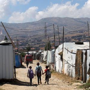 Kinder in einem Zeltdorf im Bekaa-Tal auf dem Schulweg – ein Privileg.  