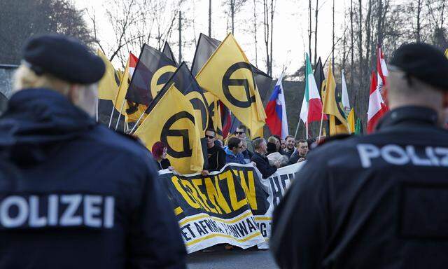 Archivbild: Die Identitäre Bewegung Österreich bei einer Demonstration beim Sammelzentrum an der Slowenisch-Österreichischen Grenze im Gebiet von Spielfeld im November 2015.