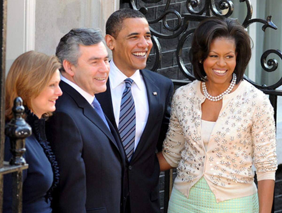 US-Präsident Barack Obama zeigte sich unterdessen wie gewohnt lässig und trug zum dunklen Anzug eine hellblaue Krawatte mit schwarzen und weißen Streifen.