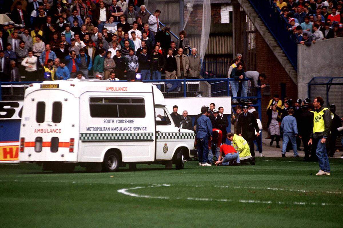 Doch schon der erste Untersuchungsbericht wies schweres Fehlverhalten der Polizei, katastrophale Sicherheitsmängel und das Fehlen von Einsatzplänen (von 42 Rettungsfahrzeugen erreichten nur drei das Spielfeld) als Ursachen aus.