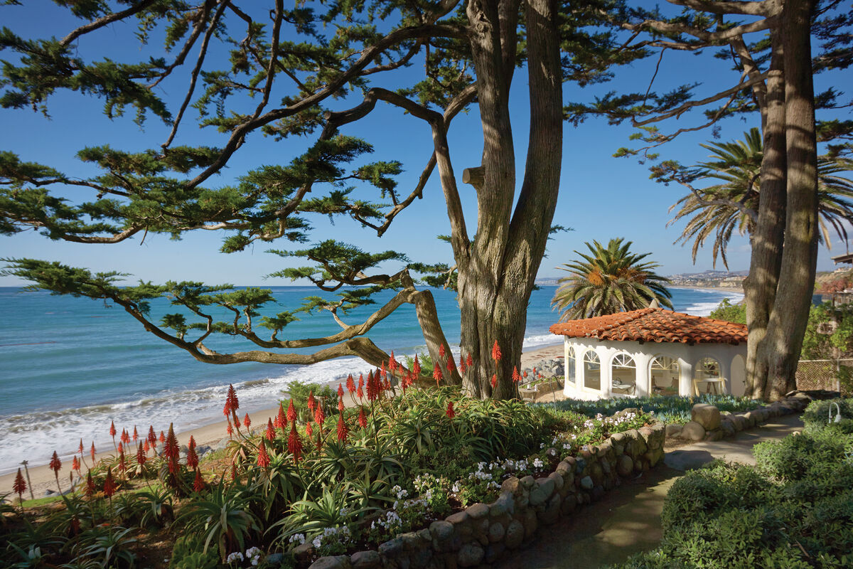 Der 140 Meter lange Küstenstreifen gehört ebenso zum Anwesen.