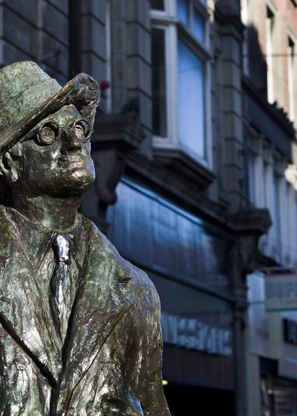 Die Statue von James Joyce steht in der North Earl Street. Geschaffen hat sie die Bildhauerin Marjorie Fitzgibbon. 