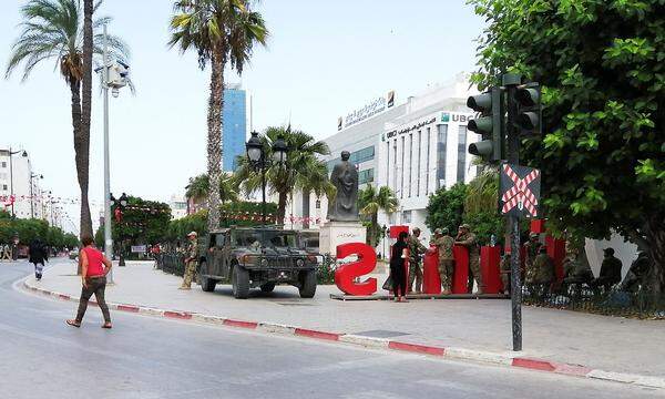 Archivbild vom Dienstag: Die Armee patrouillierte in der Avenue Bourguiba in Tunis.
