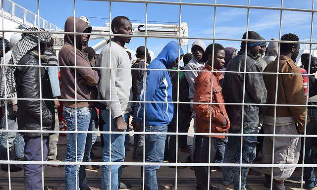 Flüchtlinge im Hafen von Messina. Gestartet sind sie in Libyen