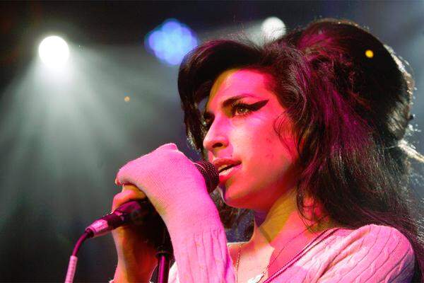 Universal, die Plattenfirma von Amy Winehouse, sagte in einer ersten Stellungnahme: "Wir sind tieftraurig über den plötzlichen Verlust einer so begabten Musikerin und Künstlerin."