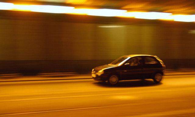 Auto faehrt in einem Tunnel  