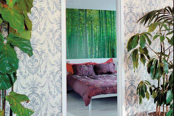 Die Wohnung des Künstlers Ryan McGinness ist ruhiger als seine barocken Bilder. Nur in seinem Schlafzimmer lässt er Farbe an die Wand. Dafür gleich eine ganze Fototapete.