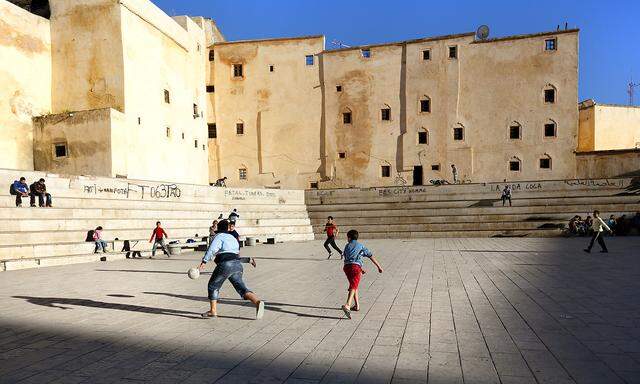 Hier verlief die Kolonialisierung ganz anders als in Algerien: Fußball spielende Kinder bei einem der Eingänge zur Alten Medina in Fez. 