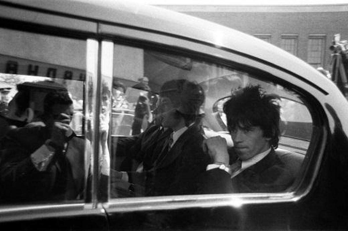 Der Schnappschuss zeigt Mick und Keith auf dem Weg zum Gericht, wo sie sich nach einer Drogen-Razzia in Keiths Haus in den Redlands in Surrey verantworten mussten. Viele solcher fast vergessenen Momente werden im Bildband gezeigt.Chichester, West Sussex, England Mai-Juni 1967