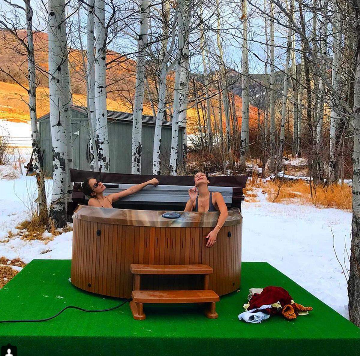 Bella Hadid zog es zum Skifahren nach Aspen. Dabei wurde auch im Jaccuzzi relaxed.