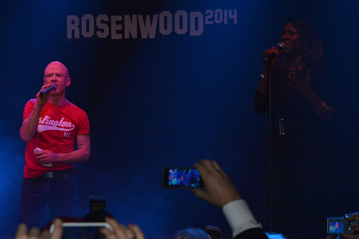 Und das war der Star des Abends: Jimmy Somerville. Wem der Name nichts mehr sagt, kennt seine Arbeit wahrscheinlich trotzdem. Von ihm stammen Hits wie "Smalltown Boy". Seine Falsett-Stimme erzählt darin von der Ausgrenzung Homosexueller.