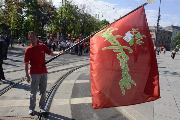 Der erfahrene Marschierer war mit einer großen Fahne ausgerüstet, wie dieser Sozialdemokrat von den Naturfreunden.