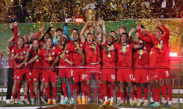 Grund zum Jubeln: Das Team durfte wie im Vorjahr den DFB-Pokal in die Höhe stemmen.