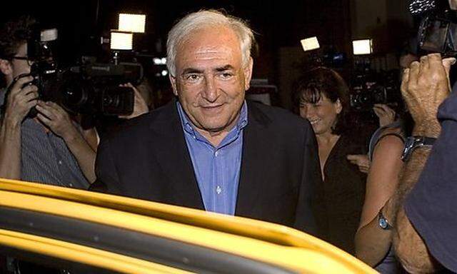 Dominique Strauss-Kahn verlässt am Mittwoch in New York ein Restaurant.