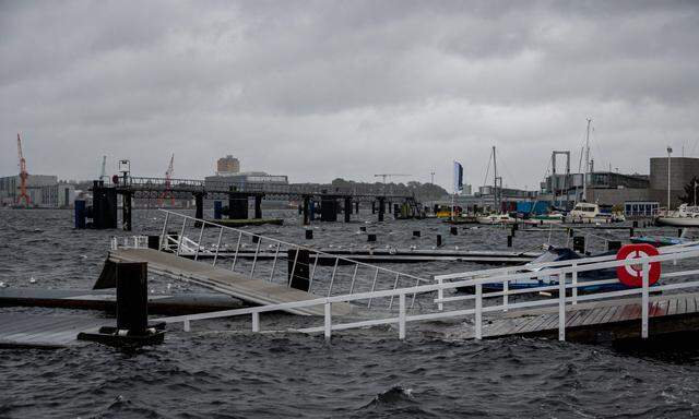Die Sturmflut an der Ostsee sorgt auch in Kiel für steigende Wasserpegel. 