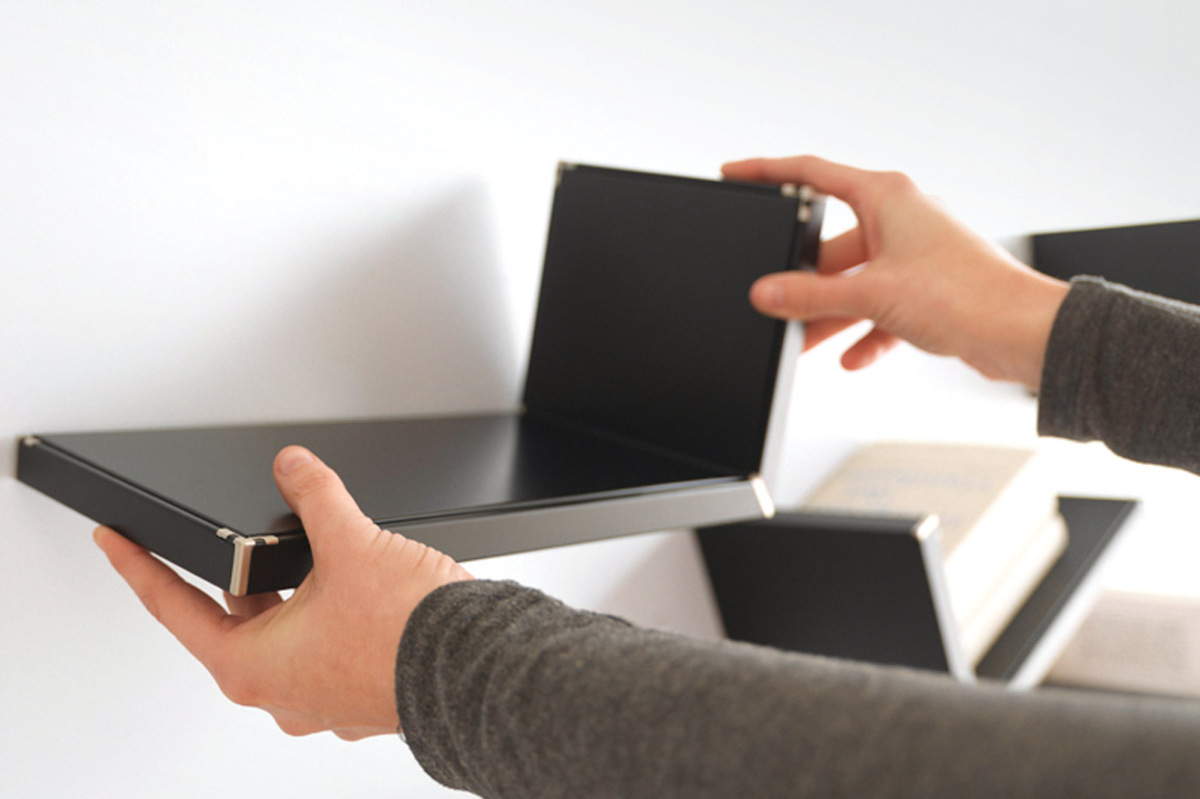 Ronda Design macht die vertikalen Flächen zur Magnetwand. Darauf lassen sich die Regalelemente in jedem beliebigen Winkel positionieren.