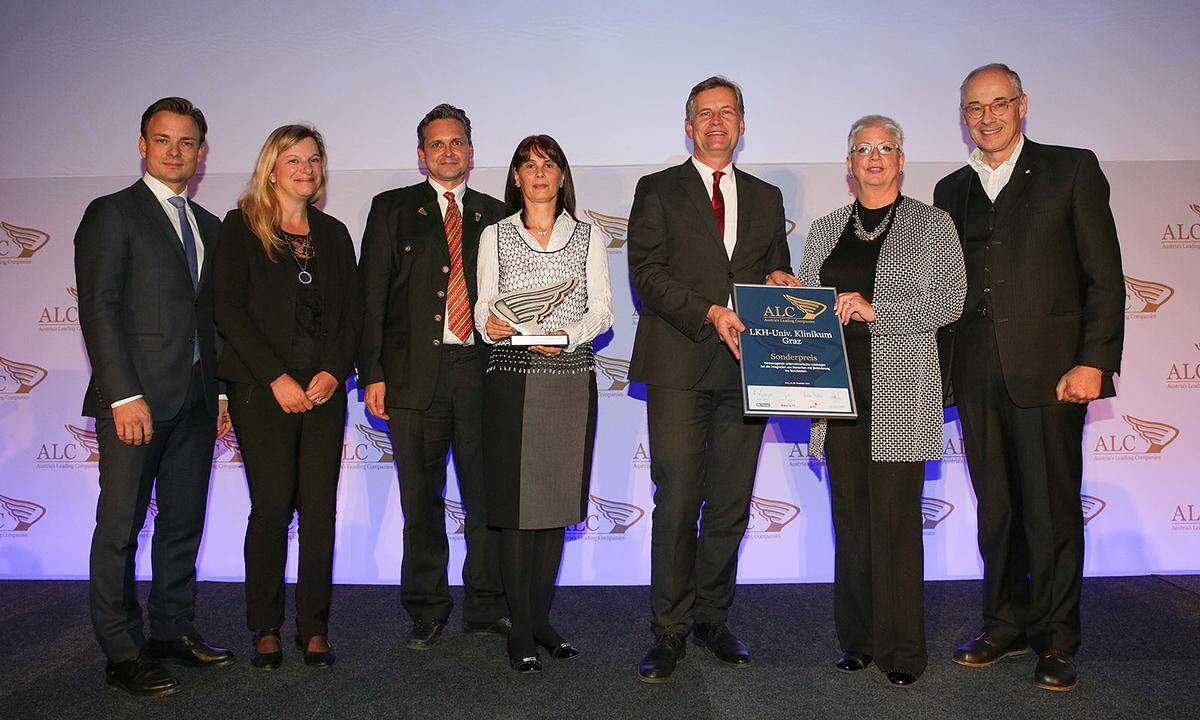 "Die Presse"-Geschäftsführer Rudolf Schwarz (l.) und Zero-Project-Initiator Martin Essl (r.) mit dem Sonderpreis-Sieger Univ. Klinikum Graz.