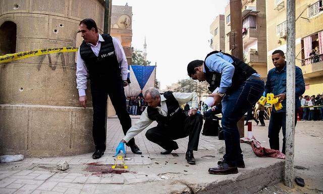 Auch zwei Angreifer dürften unter den Toten sein. Die ägyptischen Behörden ermitteln.