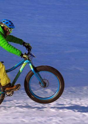 Radfahrer auf einem Fatbike im Skigebiet Montchavin Frankreich Savoy La Plagne Fatbike on the sno