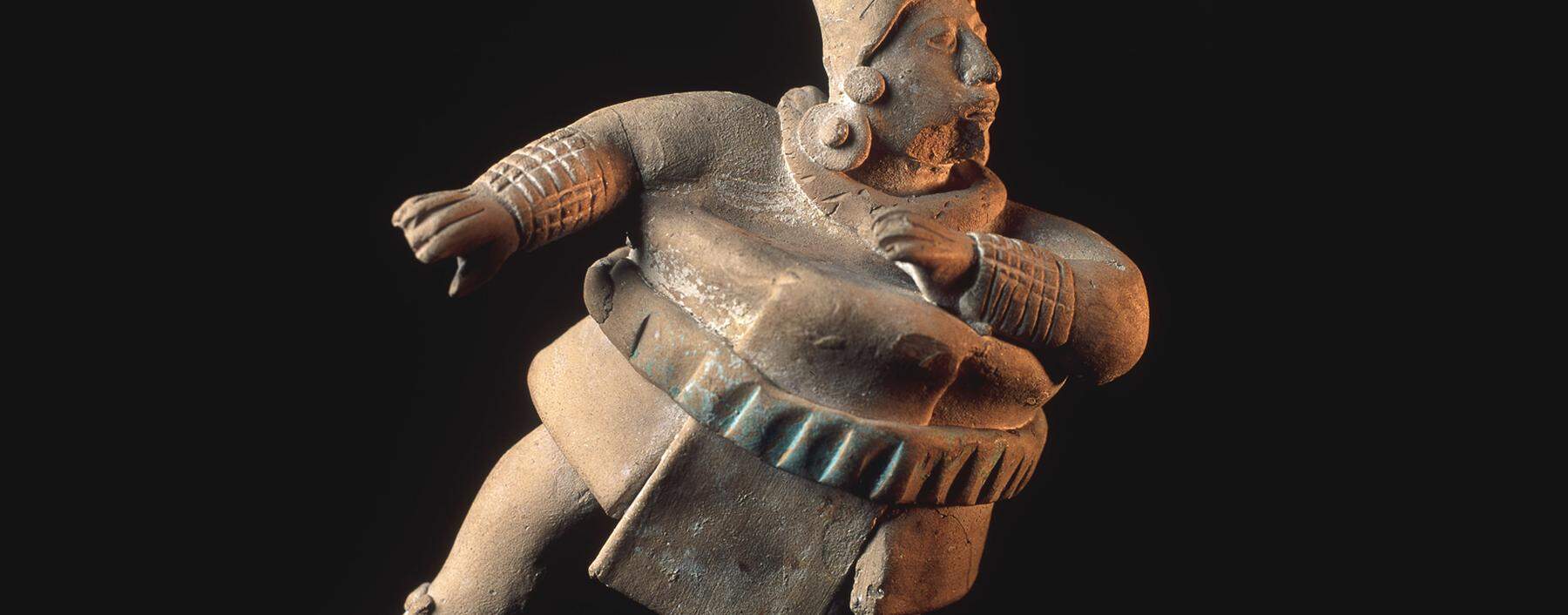 Terrakottafigur eines Ballspielers aus der klassischen Zeit der Mayakultur um 500 n. Chr.