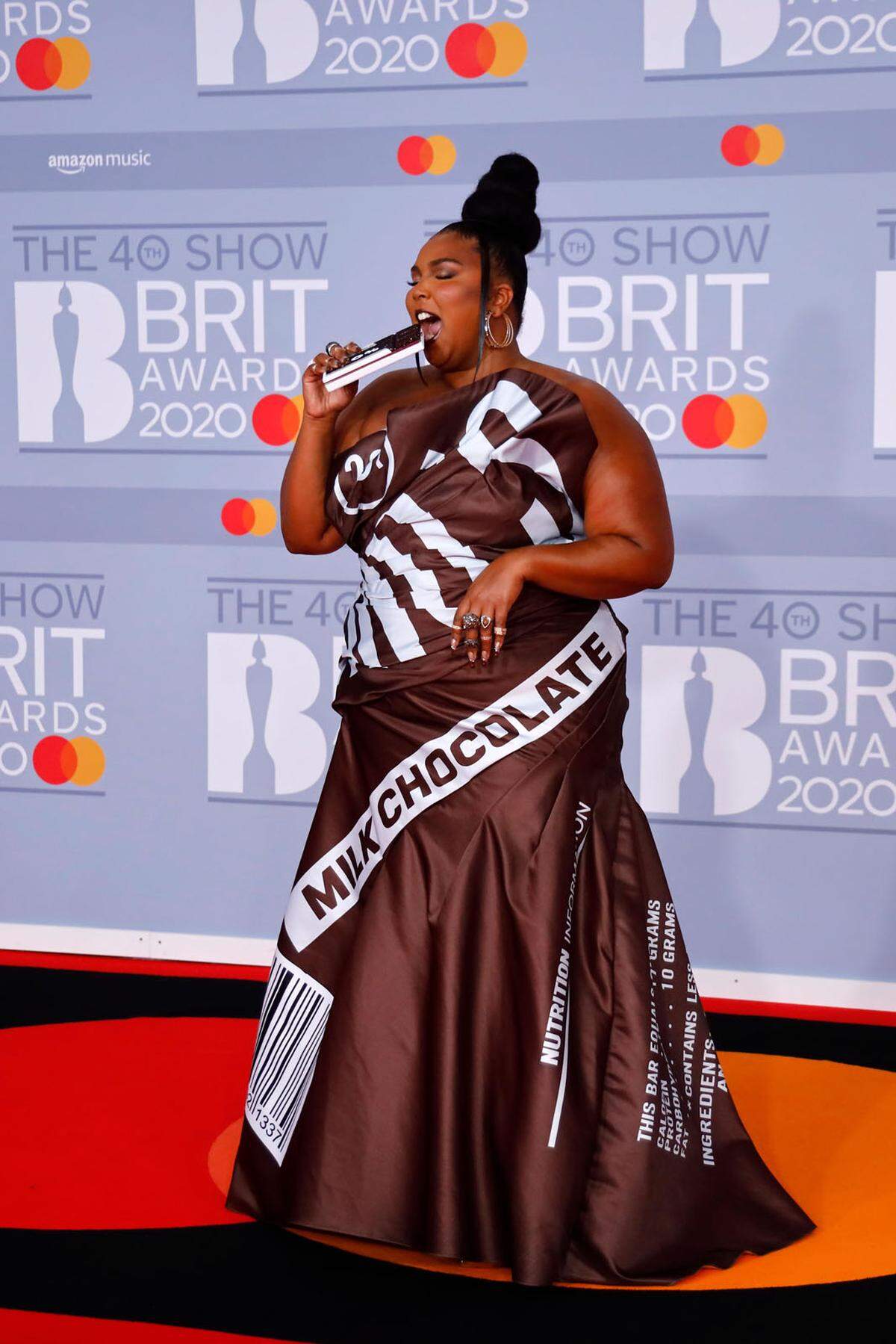 Zum 40. Mal wurden bei den Brit Awards in London nationale und internationale Musiker geehrt. US-Sängerin Lizzo erschien auf dem roten Teppich in einem Kleid mit Schokoladenriegel-Aufdruck von Moschino. Später stand sie auch auf der Bühne und gab ihr Lied "Good As Hell" zum Besten.