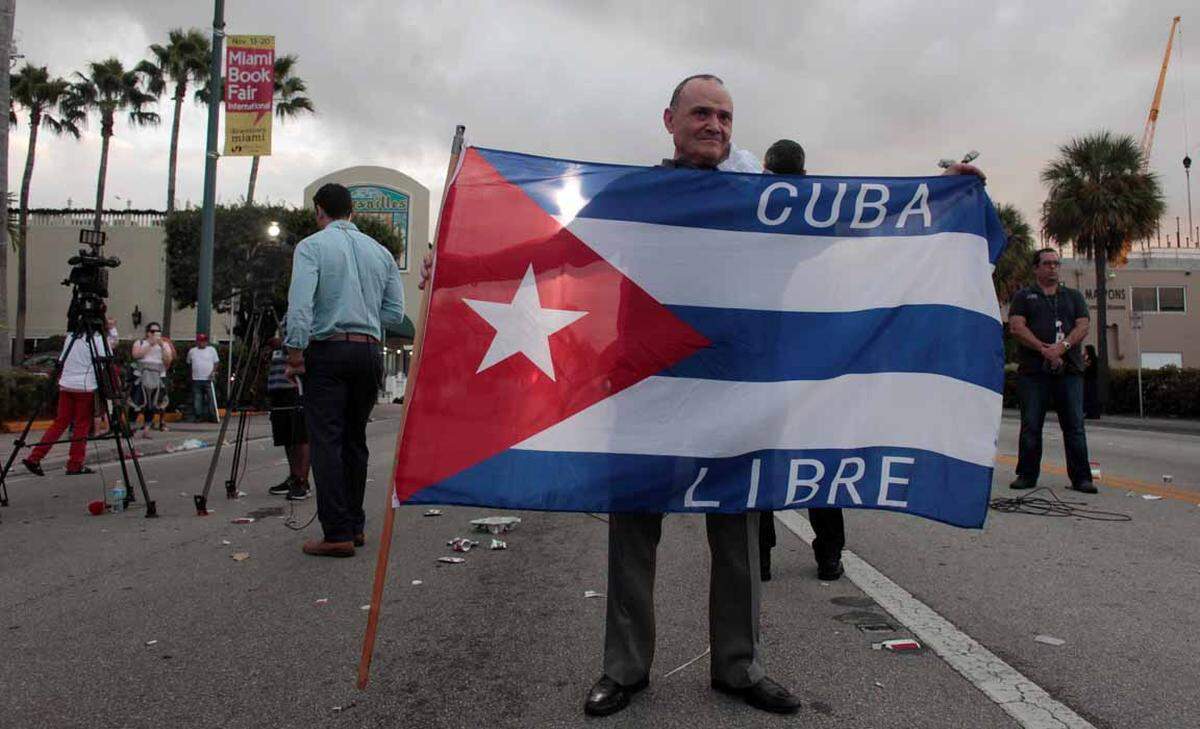 Sie haben ihre Heimat, Hab und Gut, ihre Verwandten zurückgelassen. Am Samstag schwenken sie kubanische Flaggen, singen und fahren hupend in Autokorsos durch die Straßen.  