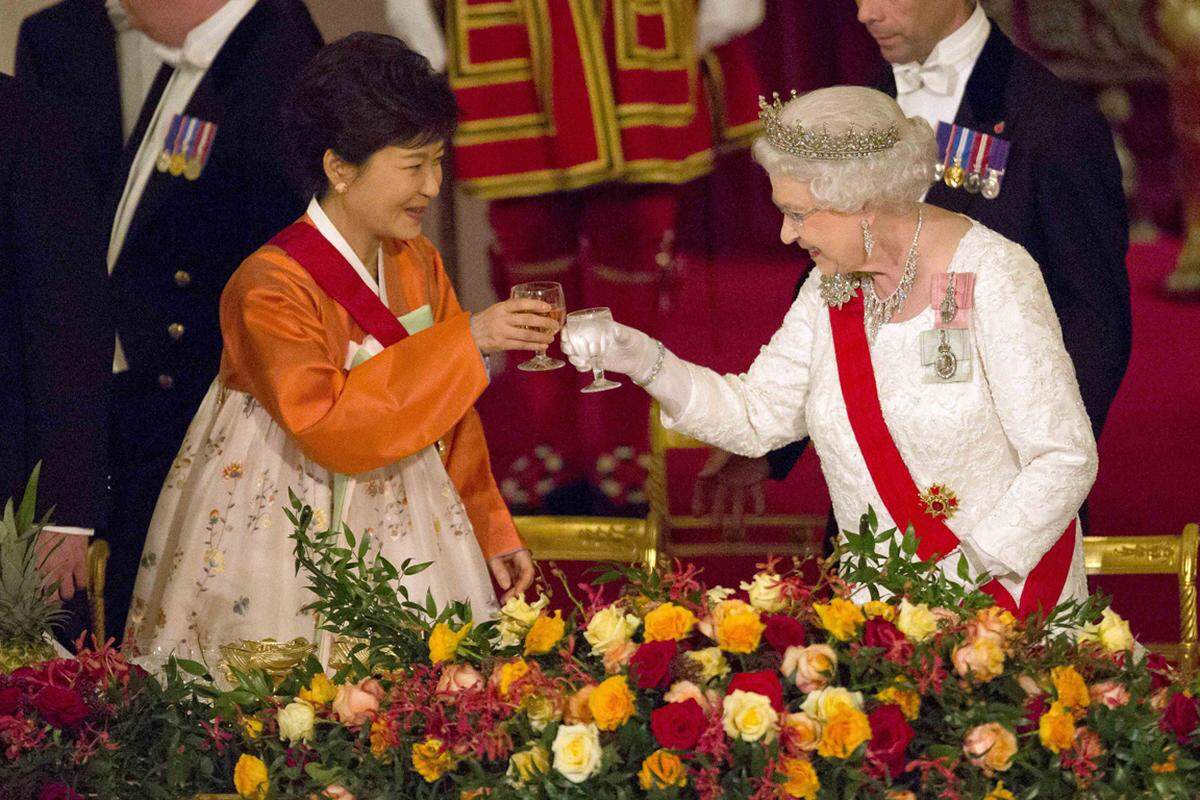 In Südostasien gibt es noch eine weitere Frau an der Spitze eines Staates. Südkoreas Park Geun-hye (links, im Bild mit Queen Elizabeth II.) ist Tochter des Diktators Park Chung-hee, der von 1961 bis 1979 herrschte. Mit der Wahl im Dezember 2012 wurd Park zur ersten Präsidentin Südkoreas.