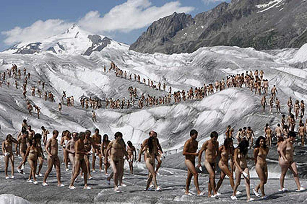 Tunick hat schon an vielen Plätzen der Welt massenweise Hüllenlose antanzen lassen: Etwa am Aletsch-Gletscher in der Schweiz ...