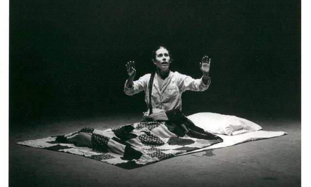 Selbst die heute steinzeitlich anmutenden Videos vermitteln die Aura der Monk’schen Musik bravourös: Meredith Monk, „Quarry“, 1976 in New York.