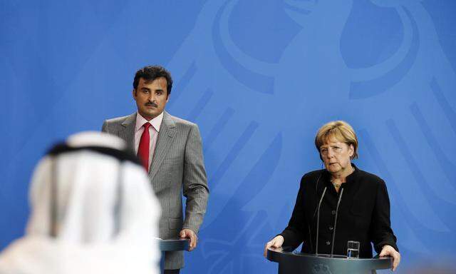 German Chancellor Merkel and QatarÂ´s ruler Emir Sheikh al-Thani attend news conference in Berlin