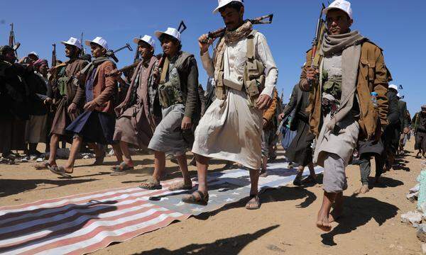 Houthi-Rebellen während einer Militärparade.