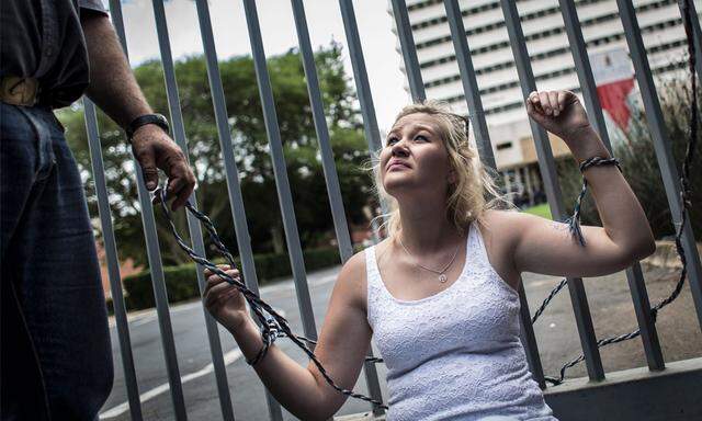 Diese Studentin demonstriert gegen die Abschaffung der Lehrsprache Afrikaans.