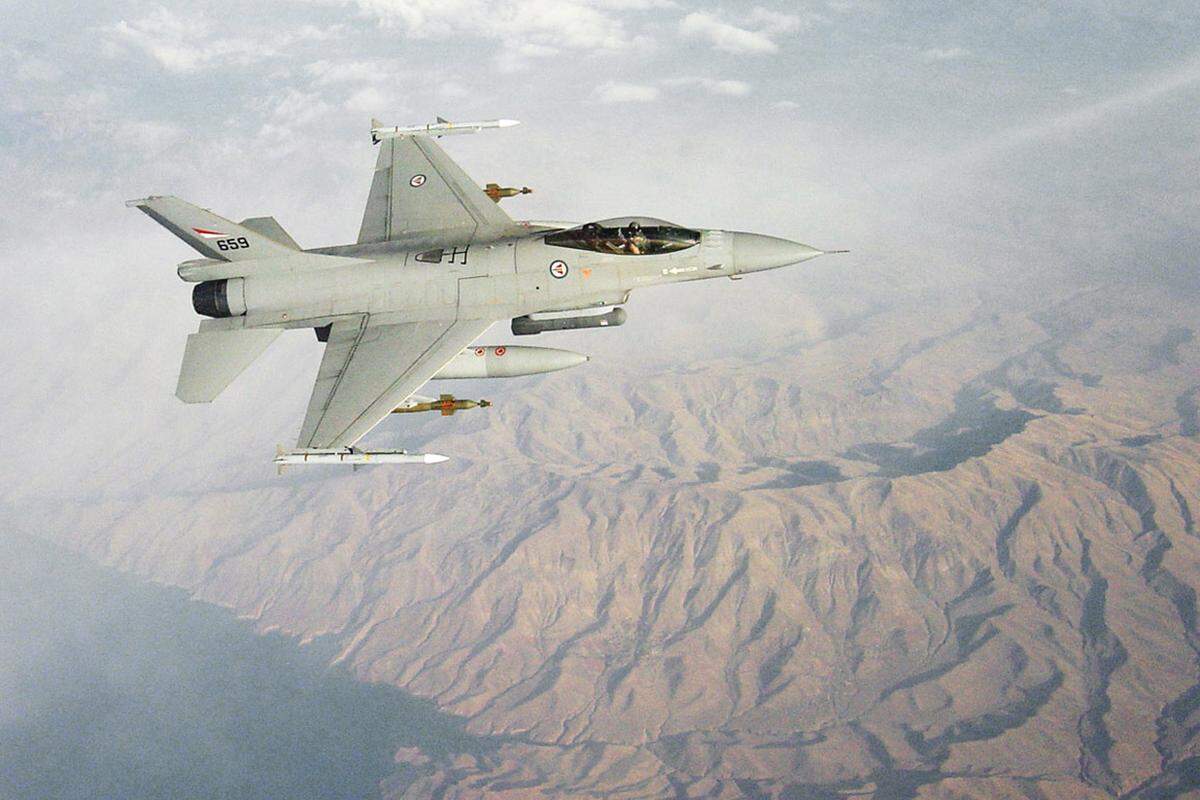Norwegen will sechs F-16-Maschinen (im Bild) zur Durchsetzung der Flugverbotszone über Libyen bereitstellen.